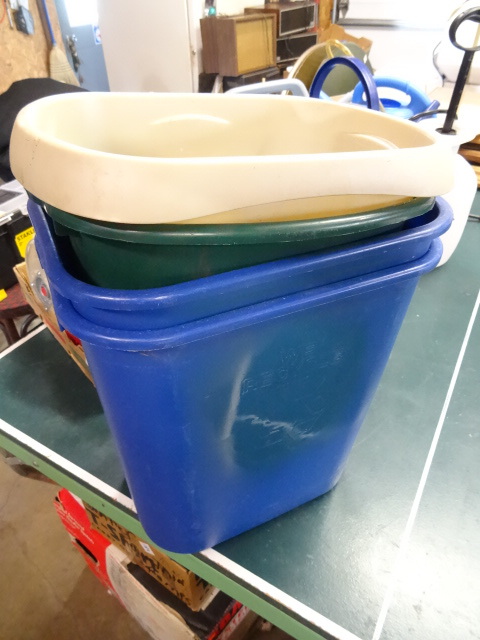 lot 233 image: 4 Plastic Waste Baskets
