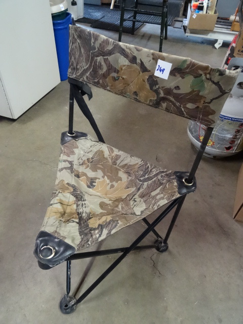 lot 249 image: Fold Up Hunting Chair