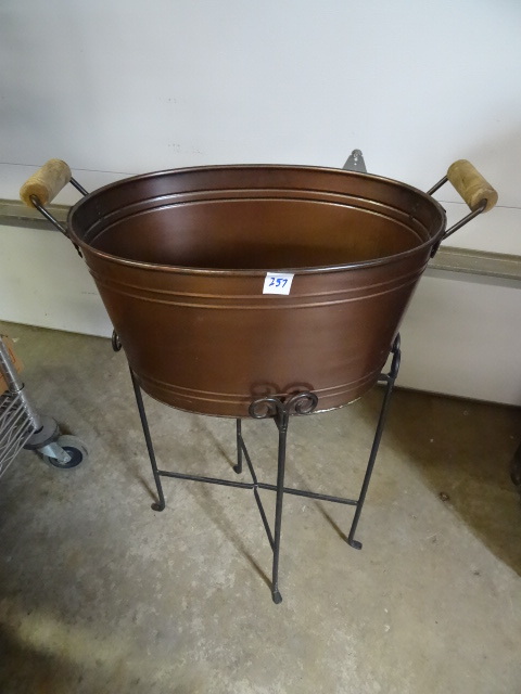 lot 257 image: Metal Tub On Stand for Holding Ice