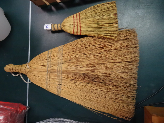 lot 275 image: 2 Hand Brooms