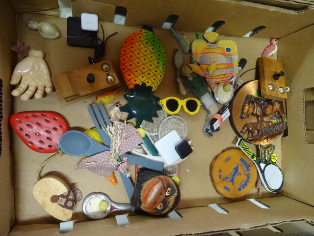lot 312 image: Misc Fridge Magnets