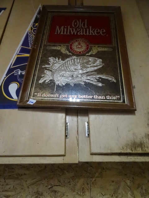 lot 299 image: Vintage Old Milwaukee Beer Sign