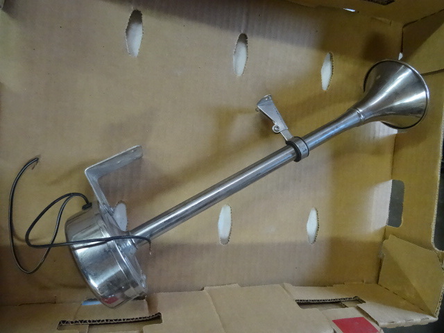 lot 327 image: 12 Volt Electric Horn