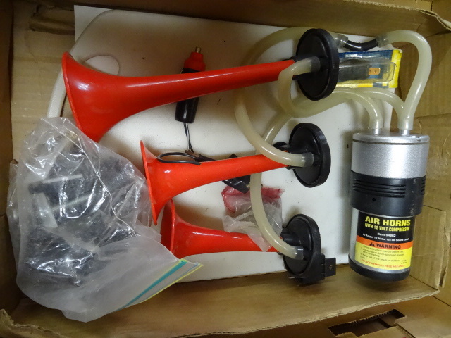 lot 337 image: Air Horn Kit