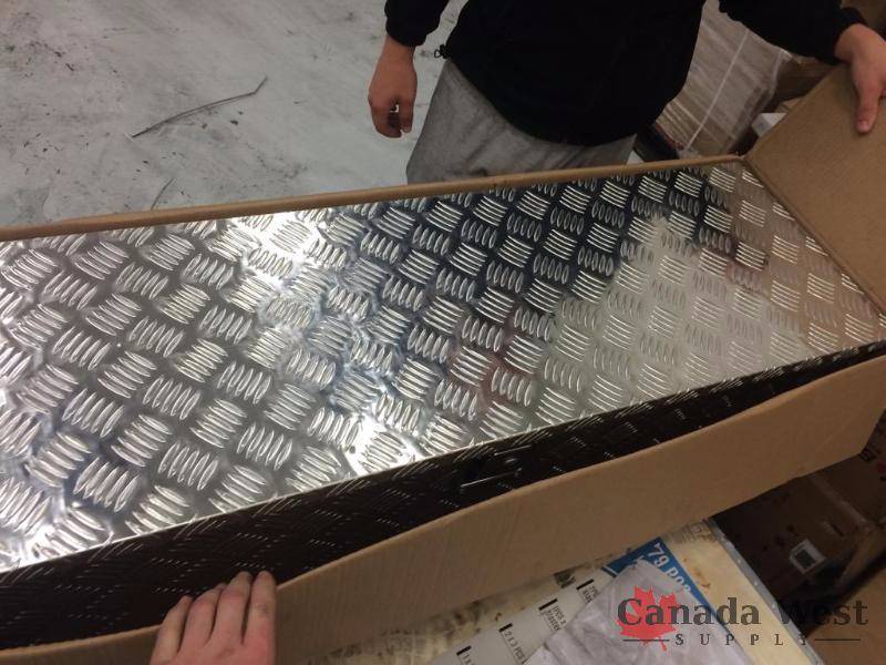 lot 61 image: BRAND NEW 49 ALUMINUM TOOL BOX