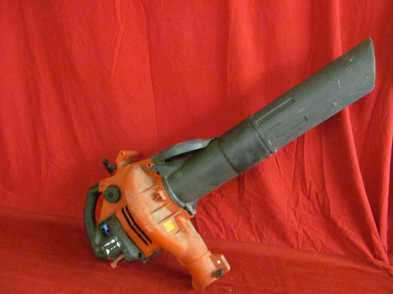 lot 15 image: Craftsman leaf blower