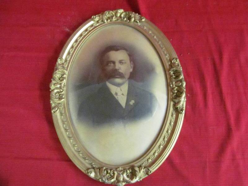 lot 27 image: vintage frame picture