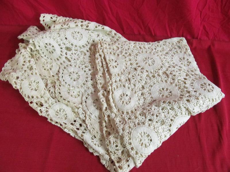 lot 29 image: vintage table cloth