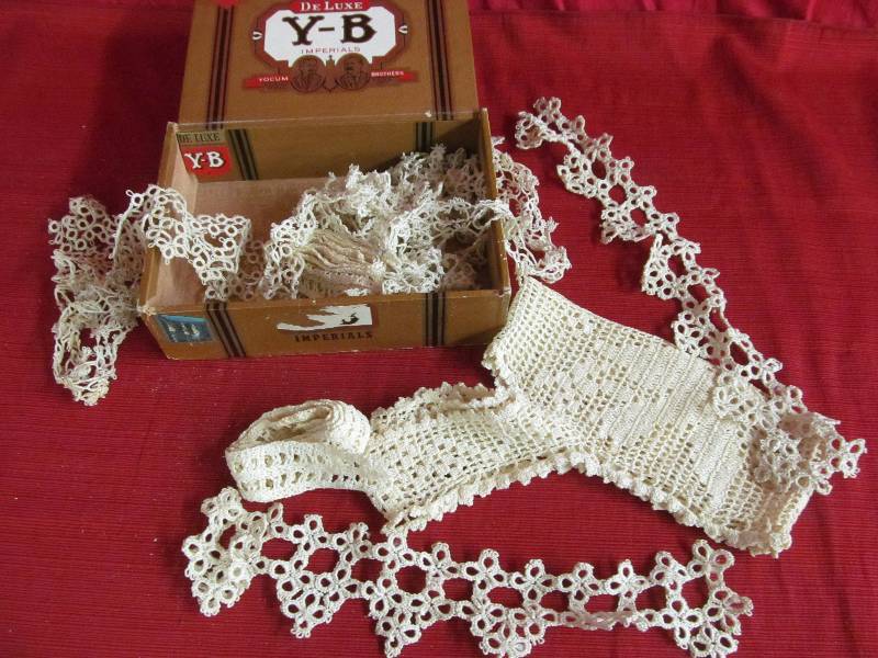 lot 30 image: vintage cigar box