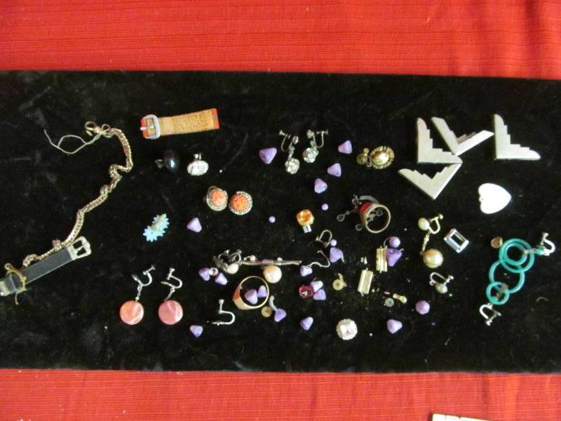 lot 35 image: vintage jewlery