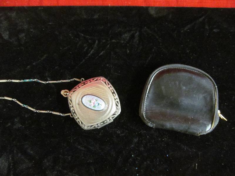lot 37 image: vintage coin purse