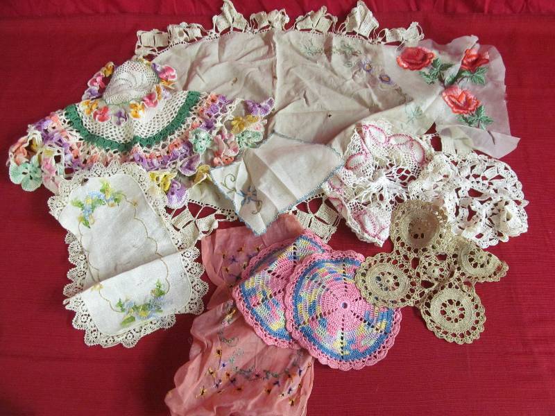 lot 44 image: vintage table doilys
