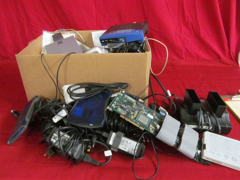 lot 76 image: computer cords