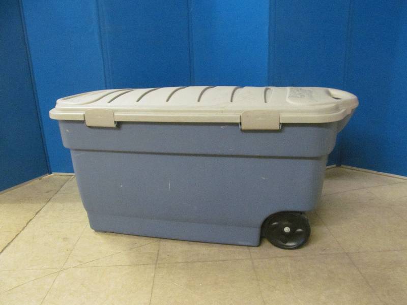 lot 123 image: Rubbermaid