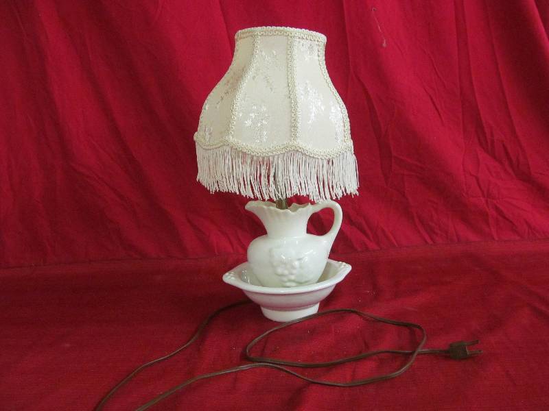 lot 130 image: Lamp