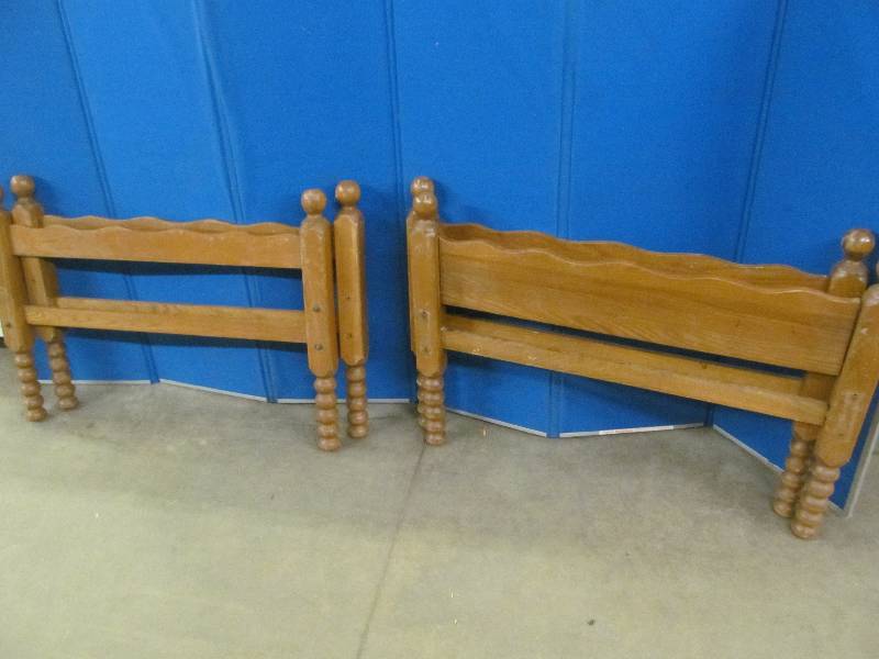 lot 87 image: twin bed head and foot boards