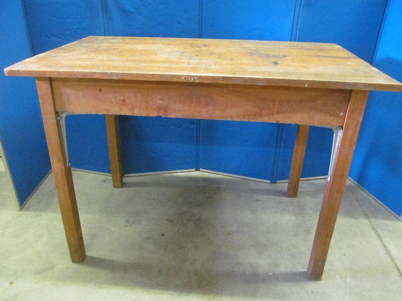 lot 99 image: table
