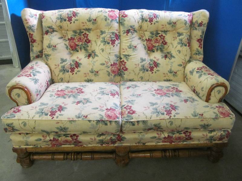 lot 100 image: love seat