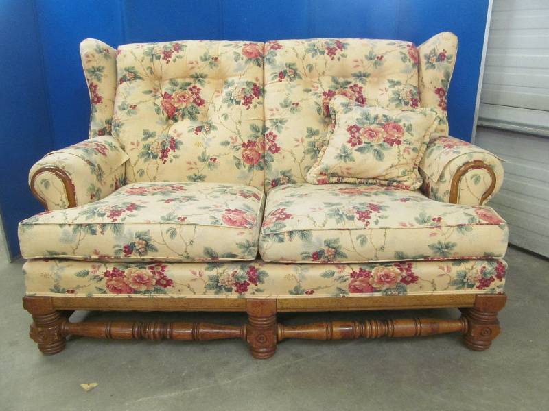 lot 101 image: love seat