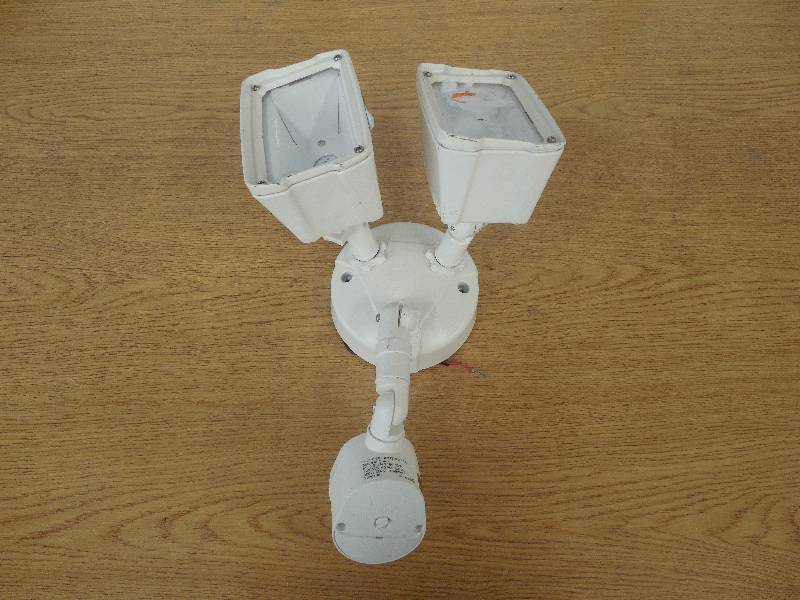 lot 5 image: 3 BULB MOTION LIGHT BRAND NEW