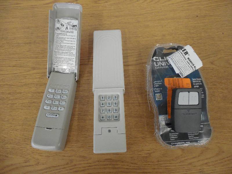 lot 6 image: (3) UNIVERSAL GARAGE DOOR CLICKERS