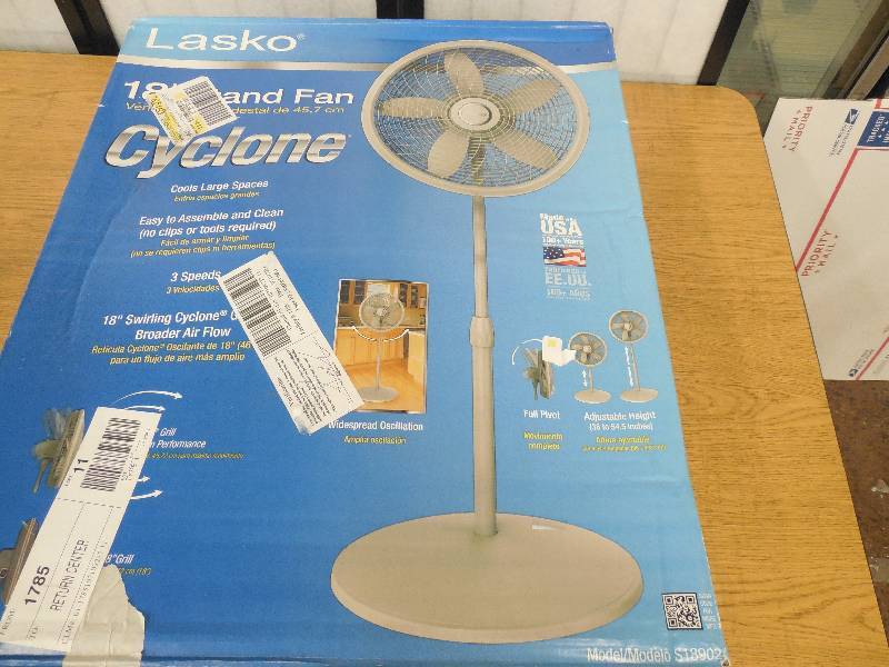lot 16 image: LASKO 18 STAND FAN