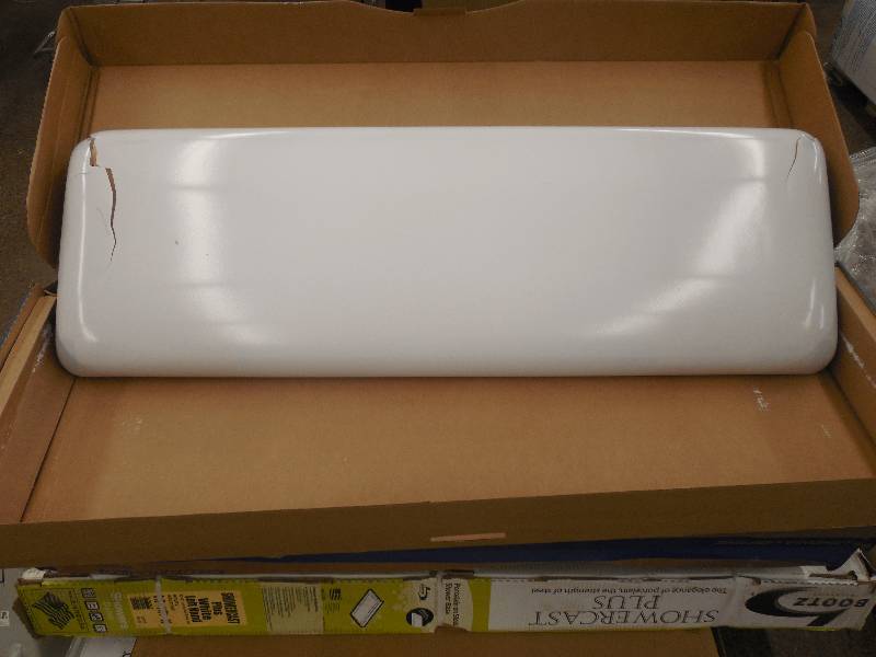 lot 78 image: 4-Light White Fluorescent Ceiling Light