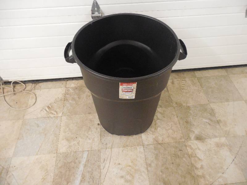 lot 90 image: Roughneck 32 Gal. Black Round Trash Can