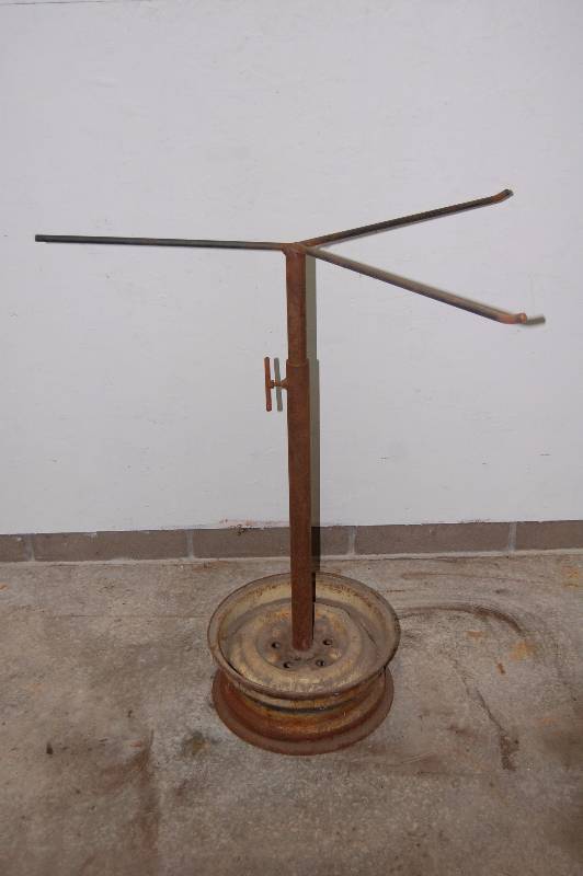 Adjustable height floor stand
