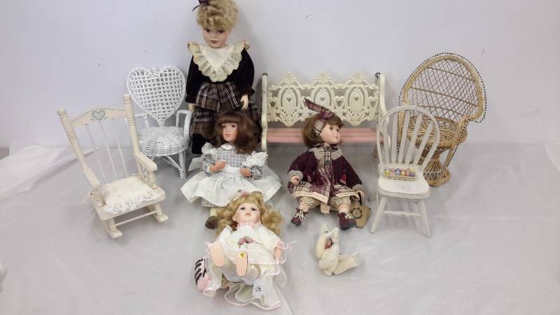 lot 4 image: Dolls and chairs