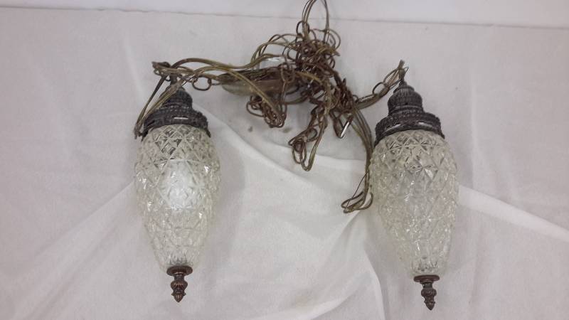 lot 6 image: Pendant lights