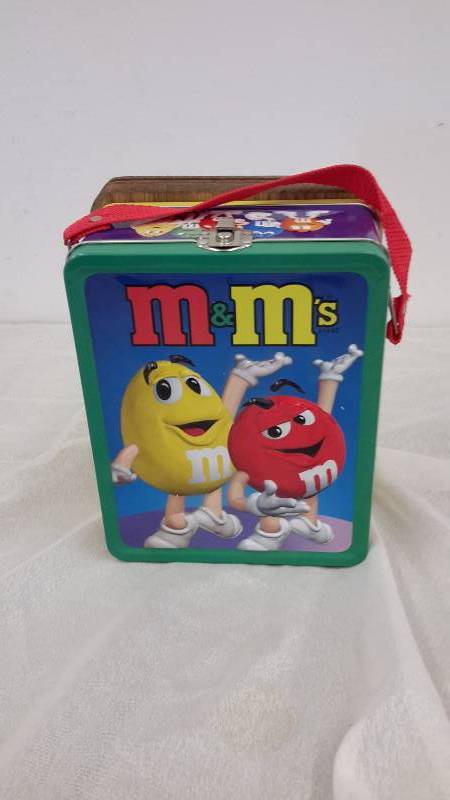 lot 9 image: M&M musical lunchbox
