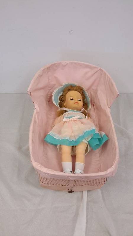 lot 10 image: Musical doll cradle