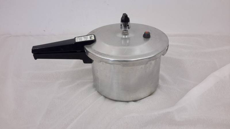 lot 14 image: Pressure cooker