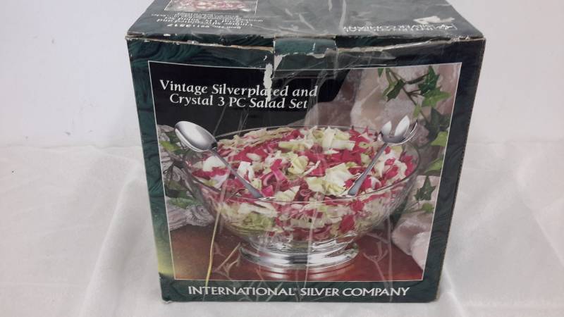 lot 19 image: Salad set