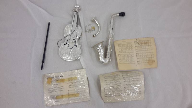 lot 22 image: Vintage musical toys