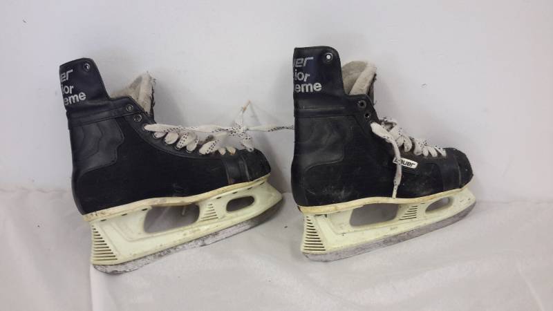 lot 24 image: Bauer skates