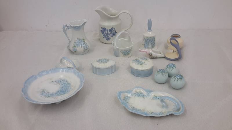 lot 27 image: Ceramic assortment