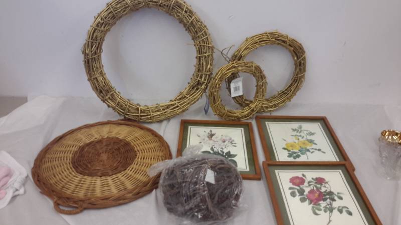 lot 29 image: Wicker, wreaths, pictures