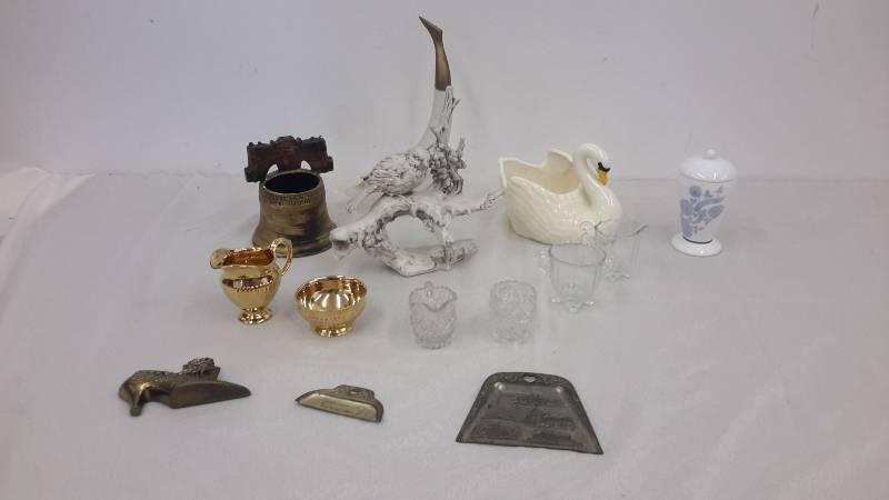 lot 32 image: Dcor assortment