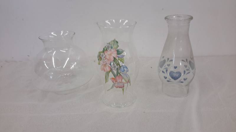 lot 33 image: Lamp chimney