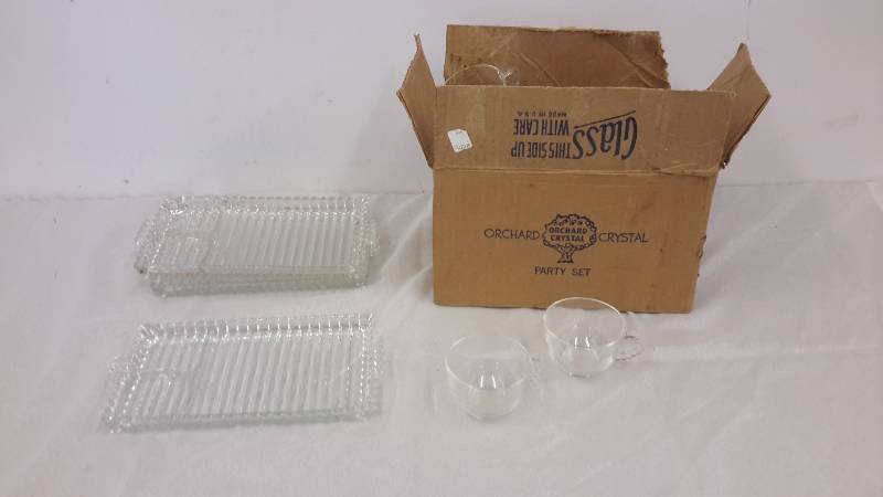 lot 35 image: Orchard crystal party set and 4 trays