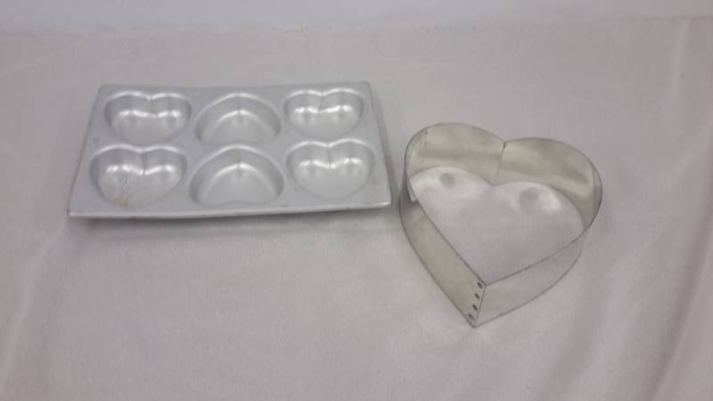 lot 38 image: Heart shaped cupcake, cake pans