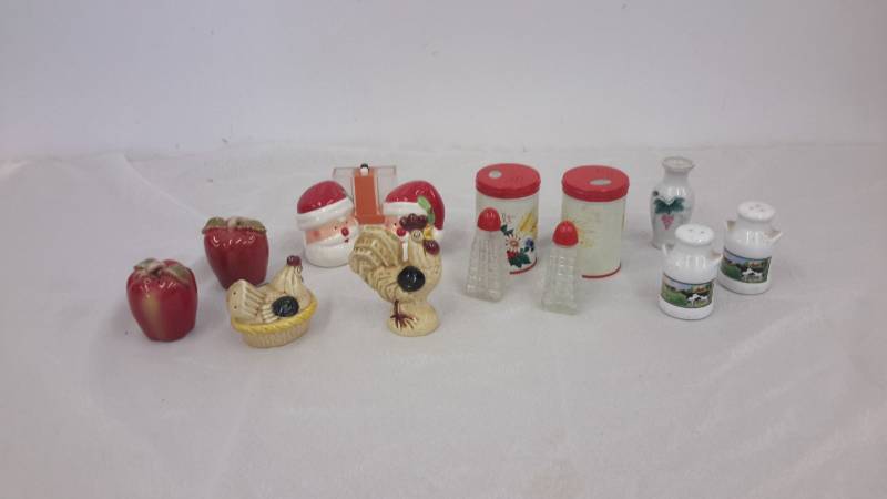 lot 47 image: Salt and pepper shakers