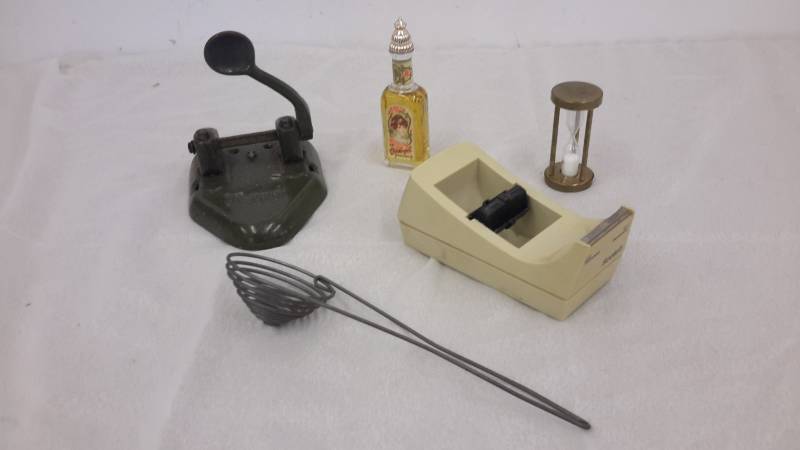lot 50 image: Paperpunch, perfume, timer, more