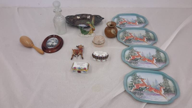 lot 55 image: Trays and knick knacks