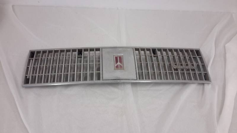 lot 83 image: Oldsmobile grill