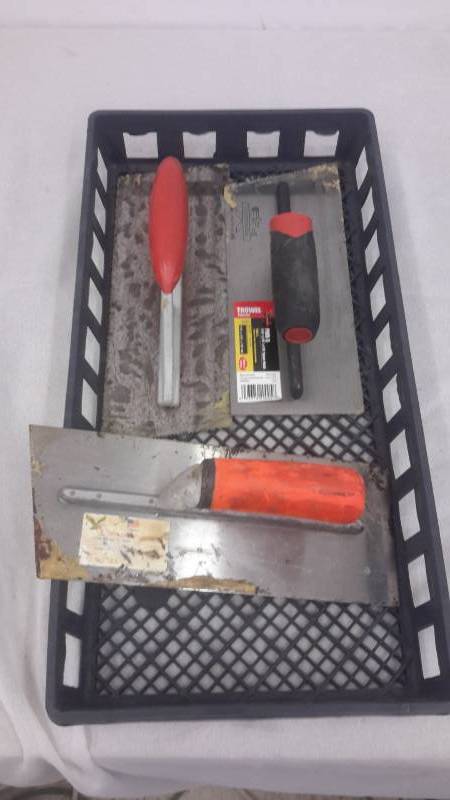 lot 91 image: Trowels in tray