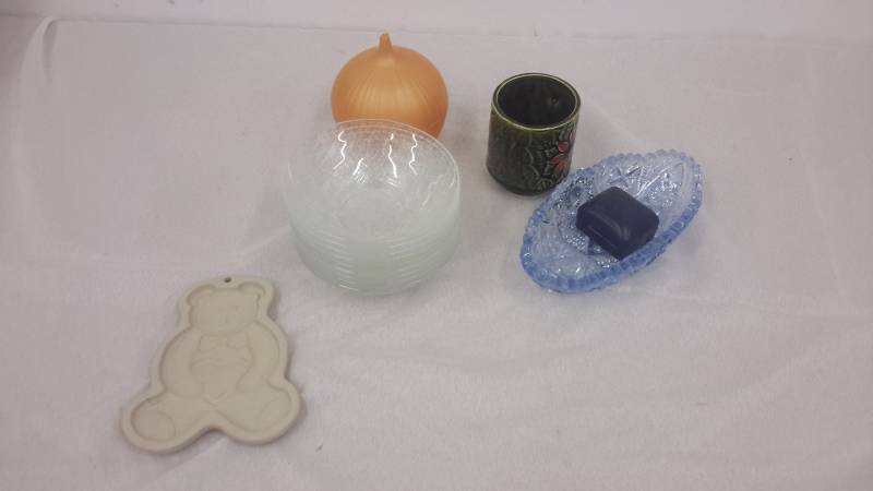 lot 92 image: Kitchen and dcor