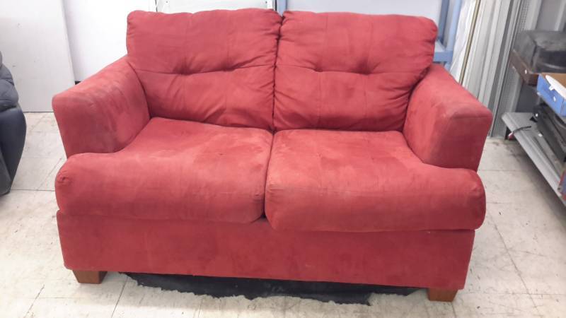 lot 117 image: Loveseat and pillows